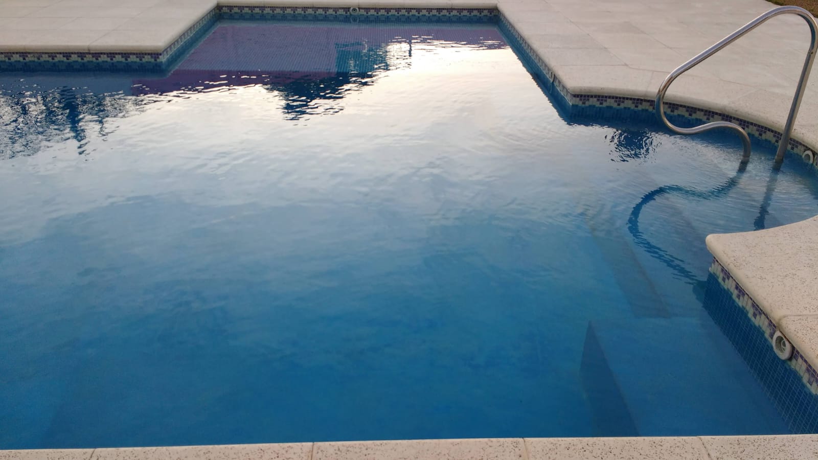 Piscina con reposeras