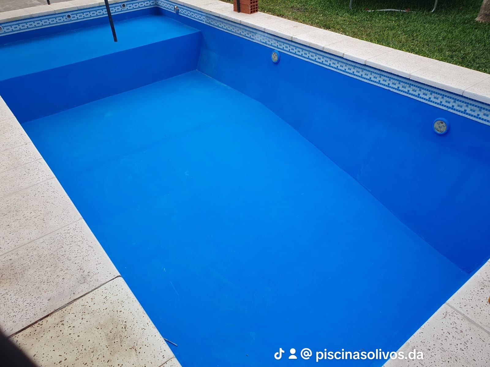 Piscina con fuente y jardín